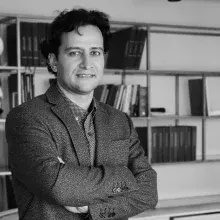 Doç. Dr. Mustafa Durgun — Plastik Rekonstrüktif Ve Estetik Cerrahi, Konak, İzmir. Portre fotoğrafı.