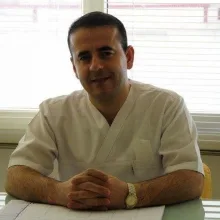 Dt. Mehmet Aksu — Diş Hekimi, Antalya. Portre fotoğrafı.