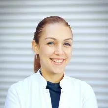 Dr. Dt. Sıla Çağlayan Topal — Ortodonti, Ankara. Portre fotoğrafı.