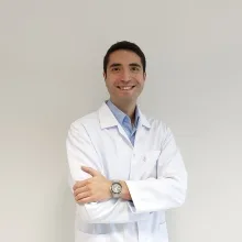 Uzm. Dr. Kutay Taş — Çocuk ve Ergen Psikiyatrisi, Afyonkarahisar. Portre fotoğrafı.