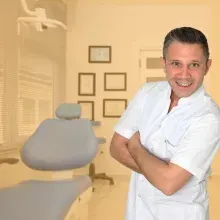 Dt. Melih Turgut — Diş Hekimi, Samsun. Portre fotoğrafı.