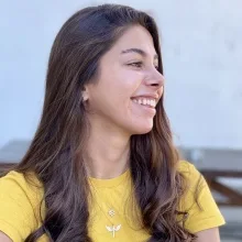Dt. Ayşenur Kayımbaşıoğlu — Diş Hekimi. Portre fotoğrafı.