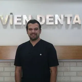 Dt. Hüseyin Uğurel — Diş Hekimi, İstanbul. Portre fotoğrafı.