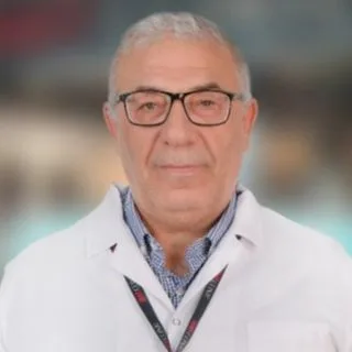 Uzm. Dr. Raşit Hatıp — Dermatoloji, Küçükçekmece, İstanbul. Portre fotoğrafı.