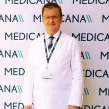 Prof. Dr. Bedri Özer — Kulak Burun Boğaz, Beylikdüzü, İstanbul. Portre fotoğrafı.