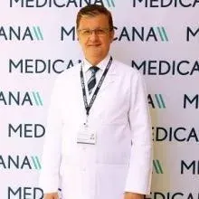 Prof. Dr. Bedri Özer — Kulak Burun Boğaz, Beylikdüzü, İstanbul. Portre fotoğrafı.