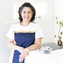 Dt. Özlem Ersöz — Diş Hekimi, Tepebaşı, Eskişehir. Portre fotoğrafı.