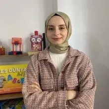 Dkt. Elif Gölalan — Dil ve Konuşma Terapisi, Eskişehir. Portre fotoğrafı.