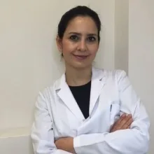 Uzm. Dr. Eda Kumbasar — Dermatoloji, İstanbul. Portre fotoğrafı.