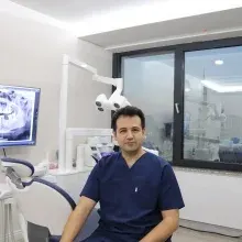 Dt. Naci Tektaş — Diş Hekimi, Kayseri. Portre fotoğrafı.
