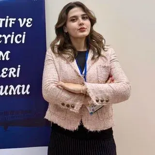Dkt. Gamze Nur Gülgen — Mersin. Portre fotoğrafı.