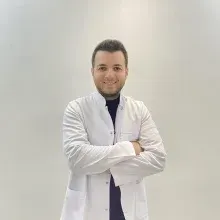 Dt. Talha Çetin — Diş Hekimi, Sakarya. Portre fotoğrafı.