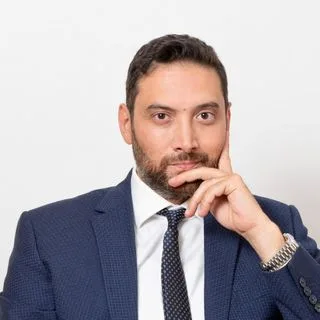 Prof. Dr. İsmail Küçüker — Plastik Rekonstrüktif Ve Estetik Cerrahi, İstanbul. Portre fotoğrafı.