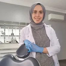 Dt. Çiğdem Tosun — Diş Hekimi, Sakarya. Portre fotoğrafı.