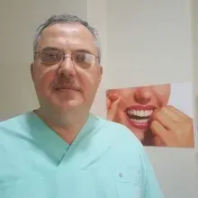 Dt. Yavuz Yardımcı — Diş Hekimi, Balıkesir. Portre fotoğrafı.