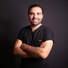 Dt. Cafer Hündü — Diş Hekimi, Mersin. Portre fotoğrafı.