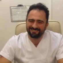 Dt. Cenk Bakırcı — Diş Hekimi, İstanbul. Portre fotoğrafı.