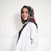Dt. Ayşe Yılmaz — Diş Hekimi, İzmir. Portre fotoğrafı.