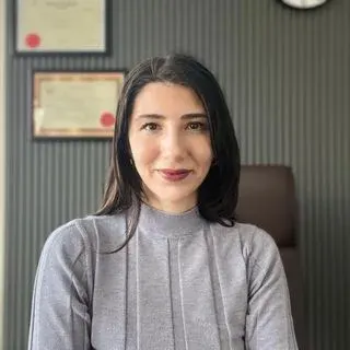 Uzm. Dr. Gözde Ulaş — Çocuk ve Ergen Psikiyatrisi, İzmir. Portre fotoğrafı.