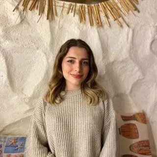 Psk. İrem Avşar — Psikoloji, Aydın. Portre fotoğrafı.