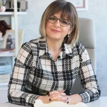 Uzm. Dr. Günnur Yüce — Kadın Hastalıkları Ve Doğum, Ankara. Portre fotoğrafı.