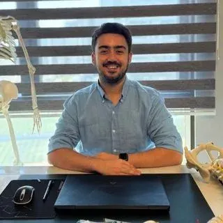 Fzt. Berkay Üstündağ — Fizyoterapi Ve Rehabilitasyon, İstanbul. Portre fotoğrafı.