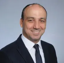 Doç. Dr. Tayfun Çok — Adana. Portre fotoğrafı.