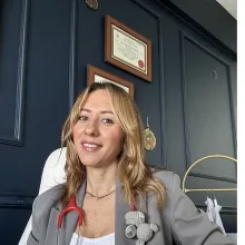Uzm. Dr. Pelin Güler — Çocuk Sağlığı Ve Hastalıkları, İstanbul. Portre fotoğrafı.