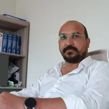 Uzm. Dr. Hakan Okur — Psikiyatri, İstanbul. Portre fotoğrafı.