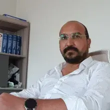 Uzm. Dr. Hakan Okur — Psikiyatri, İstanbul. Portre fotoğrafı.
