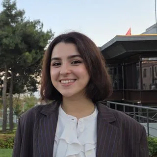 Dkt. Arzum Keçeci — Dil ve Konuşma Terapisi. Portre fotoğrafı.