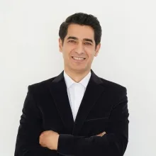 Op. Dr. Asım Uslu — Plastik Rekonstrüktif Ve Estetik Cerrahi, Antalya. Portre fotoğrafı.