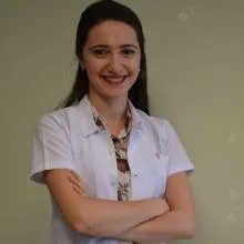 Dt. Merve Oral — Diş Hekimi, Mersin. Portre fotoğrafı.