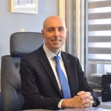 Prof. Dr. Serdar Tunçer — Plastik Rekonstrüktif Ve Estetik Cerrahi, İstanbul. Portre fotoğrafı.
