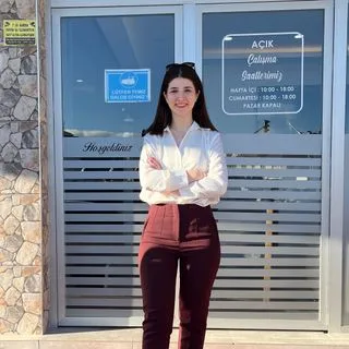 Dt. Merve Nur Altıntaş — Diş Hekimi, Uşak. Portre fotoğrafı.