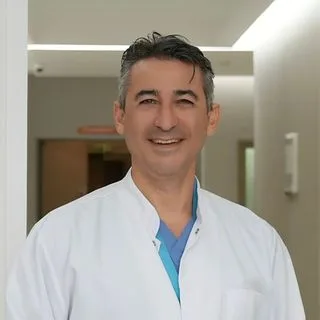 Prof. Dr. Çağatay Tezel — Göğüs Cerrahisi, İstanbul. Portre fotoğrafı.