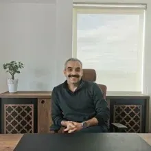 Uzm. Dr. Muhammet Emin Tan — Çocuk ve Ergen Psikiyatrisi, İzmir. Portre fotoğrafı.