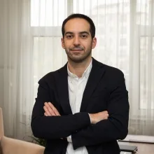 Uzm. Dr. Mert Batmaz — Psikiyatri, İstanbul. Portre fotoğrafı.