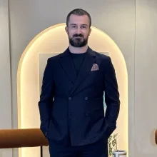 Op. Dr. Emre Özenalp — Plastik Rekonstrüktif Ve Estetik Cerrahi, İstanbul. Portre fotoğrafı.