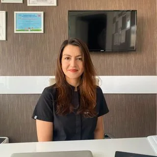 Dt. Ayşe Tuba Metin — Diş Hekimi, Bursa. Portre fotoğrafı.