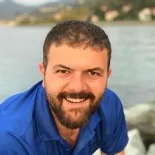 Dt. Çağatay Taşdemir — Diş Hekimi, Trabzon. Portre fotoğrafı.