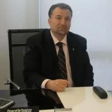 Op. Dr. Mehmet Nebil Bozdoğan — Plastik Rekonstrüktif Ve Estetik Cerrahi, Ankara. Portre fotoğrafı.