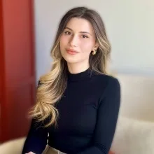 Psk. Şeyma Demirci — Psikoloji, Bursa. Portre fotoğrafı.