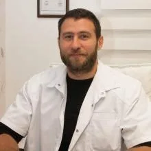 Uzm. Dr. Timur Yılmaz — Nöroloji, Konyaaltı, Antalya. Portre fotoğrafı.