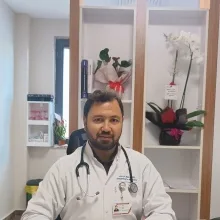 Doç. Dr. Hakan Düğer — Antalya. Portre fotoğrafı.