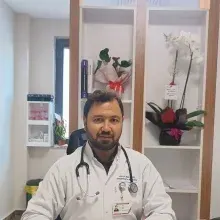 Doç. Dr. Hakan Düğer — Antalya. Portre fotoğrafı.