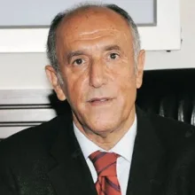 Prof. Dr. Sadık Sadıkoğlu — Nöroloji, Bursa. Portre fotoğrafı.