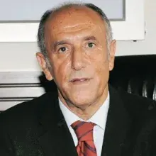 Prof. Dr. Sadık Sadıkoğlu — Nöroloji, Bursa. Portre fotoğrafı.
