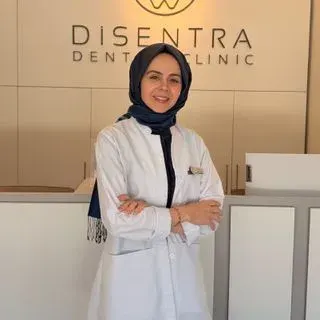 Dt. Tuğba Dikici — Diş Hekimi, İzmir. Portre fotoğrafı.