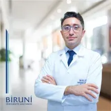 Doç. Dr. Melih Üçer — Beyin Ve Sinir Cerrahisi, İstanbul. Portre fotoğrafı.